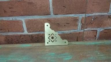 Corner brass Item Code MPL35 size 42 x 42 mm. Thickness 0.8 mm.